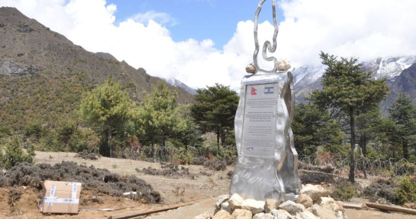אבנים מים המלח בהר האוורסט. באדיבות שגרירות ישראל בנפאל