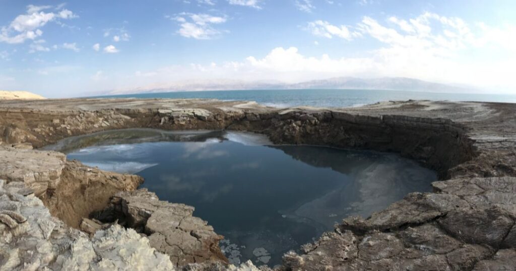 כל האזור מהמם ביופיו אך מלא בבולענים מסוכן