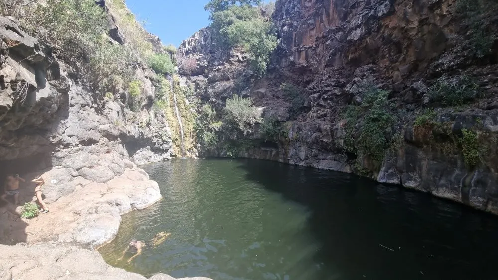 עד שמגיעים למפל ולבריכת הנחל